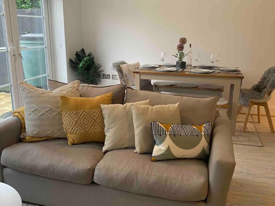 Вілла Stylish & Spacious 3 Bed House With 2 Free Car Parking Spaces Appledram Екстер'єр фото